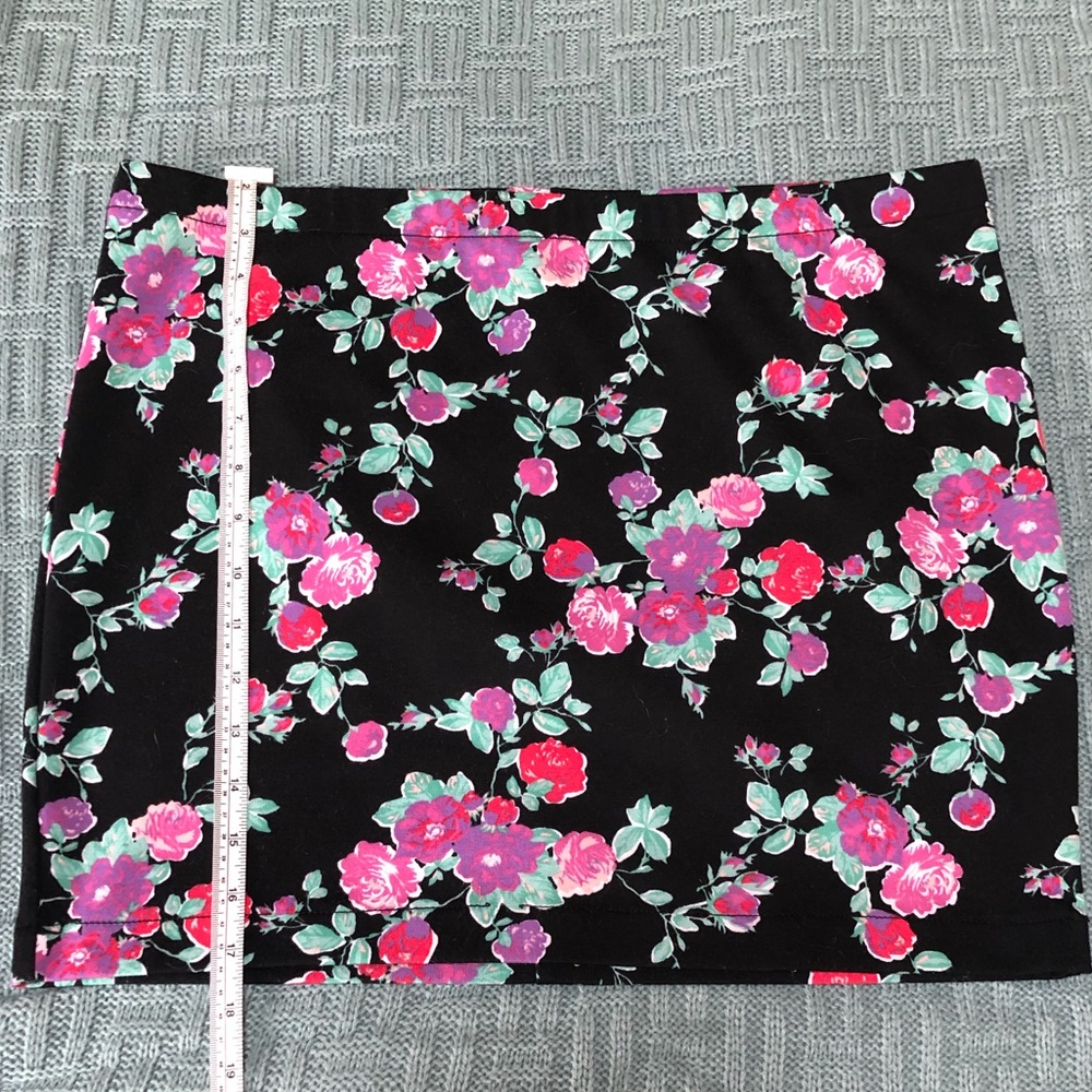 Flirty Candie’s floral mini skirt 💕🖤💕
